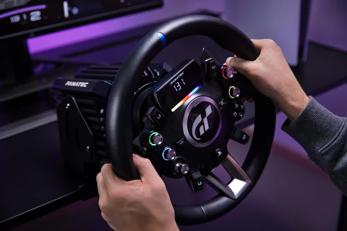 Volante e base Fanatec Gran Turismo DD Pro em uso